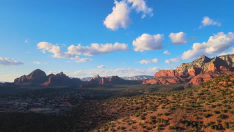 4K-Drohnenaufnahmen-Aus-Der-Luft,-Tal-In-Den-Roten-Felsformationen-Von-Sedona,-Arizona,-Sonnenuntergang