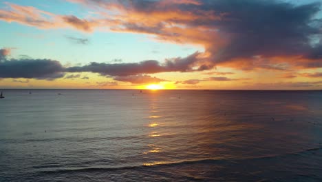 Colorido-Amanecer-En-El-Océano-Con-Un-Hermoso-Reflejo-Sobre-La-Playa-De-Waikiki-En-Honolulu,-Hawaii