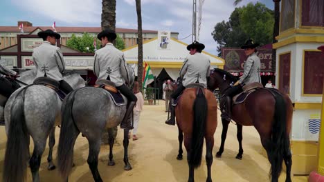 Jinetes-Jinetes-Españoles-En-La-Feria-Del-Caballo-En-Jerez-De-La-Frontera,-España