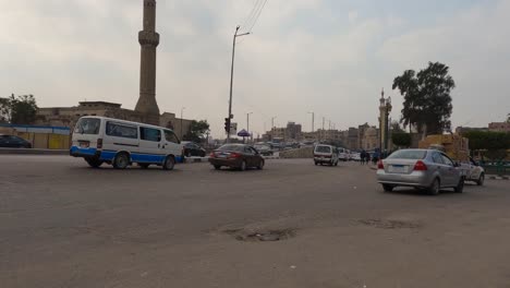 Tráfico-De-Vehículos-En-Las-Calles-De-El-Cairo-Llenas-De-Baches,-Egipto