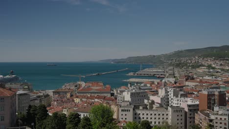 Vista-Estática-Del-Puerto-De-Trieste-Con-La-Ciudad-Detrás