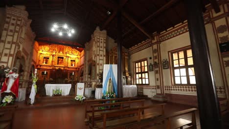 Pan-shot-of-Interior-of-the-Jesuit-Mission-church-in-San-Ignacio-de-Velasco,-Bolivia