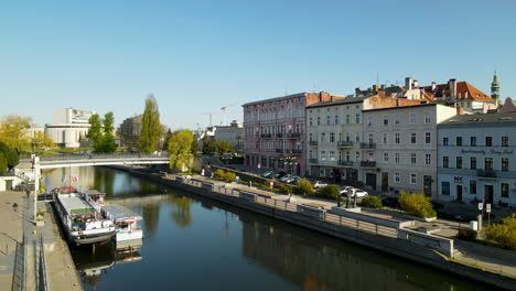 Fähre-Am-Fluss-Brda-Mit-Flussuferarchitekturen-An-Einem-Sonnigen-Tag-In-Bydgoszcz,-Polen