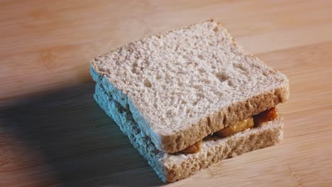 Bedecken-Sie-Den-Hähnchentoast-Zum-Fettabbau-Mit-Einer-Scheibe-Brot