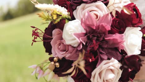 Nahaufnahme-Einer-Braut-In-Ihrem-Hochzeitskleid-Im-Freien,-Die-Einen-Strauß-Rosa,-Lila-Und-Weißer-Blumen-Hält,-1080p-60fps