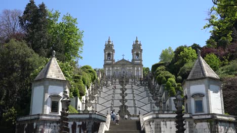 Besucher,-Die-Die-Berühmte-Treppe-Des-Heiligtums-Bom-Jesu-Do-Monte-In-Braga-Hinaufgehen