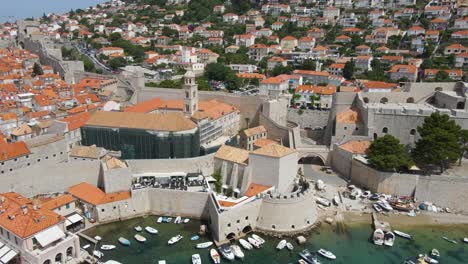 Toma-Aérea-De-Drones-De-La-Catedral-De-Dubrovnik-En-Reparación-Con-El-Puerto-Viejo-En-Croacia-Hora-Del-Amanecer