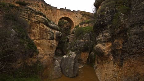 Weitwinkelblick-über-Die-Felsige-Schlucht-Des-Flusses-El-Tajo-Und-Puente-Viejo,-Ronda,-Andalusien,-Spanien