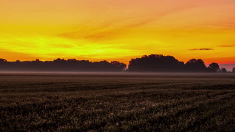 Zeitrafferaufnahme-Eines-Farbenfrohen-Sonnenaufgangs-Mit-Mystischem-Nebel-über-Landwirtschaftlichen-Feldern,-4k---Wunderschöner-Herbsttag-Am-Morgen
