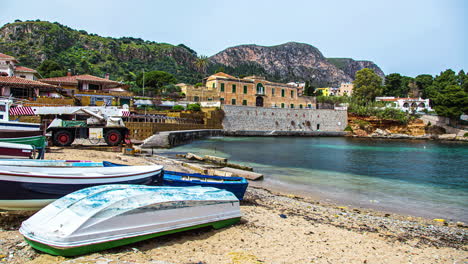 Blick-Auf-Die-Boote,-Die-Im-Hafen-Von-Bagnera-In-Der-Ortschaft-Porticello-In-Der-Nähe-Von-Palermo-In-Sizilien,-Italien,-Anlegten,-Umgeben-Von-Wohnhäusern-über-Hügeligem-Gelände-Bei-Tag-Im-Zeitraffer