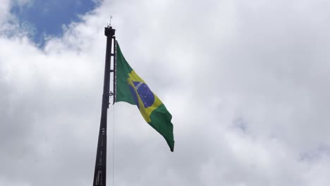 Flagge-Brasiliens-In-Brasilien-Auf-Dem-Platz-Der-Drei-Mächte
