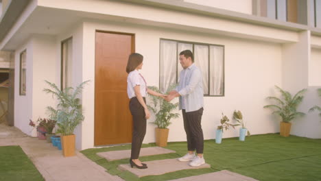 Real-Estate-Agent-Handing-Over-The-Keys-Of-The-House-To-The-New-Home-Owner