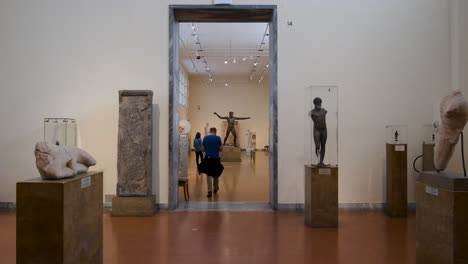 Grupo-De-Turistas-Que-Visitan-El-Museo-Arqueológico-Nacional-Atenas,-Grecia-El-14-10-2021