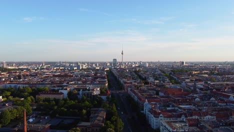 Der-Berliner-Fernsehturm-Ist-Von-Jedem-Teil-Der-Stadt-Aus-Sichtbar.-Fantastische-Luftaufnahme,-Flugpanorama-Übersicht,-Drohnenaufnahmen-Von-Der-Prenzlauer-Bergallee-Im-Sommer-2022
