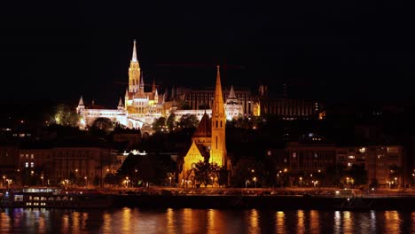 Timelapse-Nocturno-Del-Bastión-De-Los-Pescadores-Iluminado-Y-La-Iglesia-De-Matías,-Budapest
