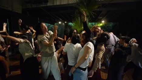 Grupo-De-Baile-Extático-Asiático-Moviéndose-Con-Fluidez-Durante-El-Atasco-De-Improvisación-De-Baile