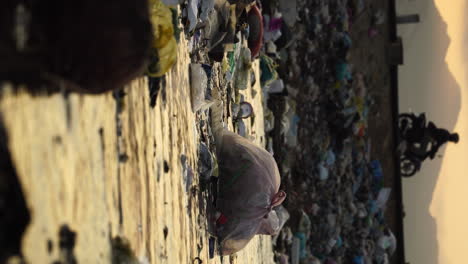 Basura-Plástica-Flotando-En-El-Río-Contaminado-Al-Atardecer