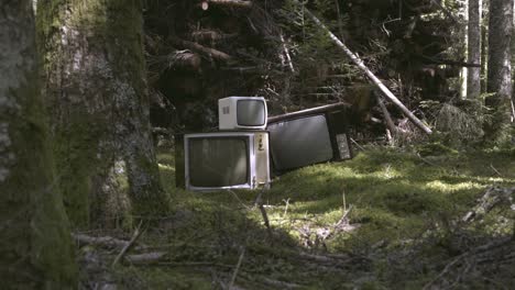 Old-television-in-the-middle-of-the-forest