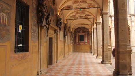 Beautiful-view-of-inner-courtyard-porticoe-of-historic-and-famous-Archiginnasio-in-Bologna,-Italy