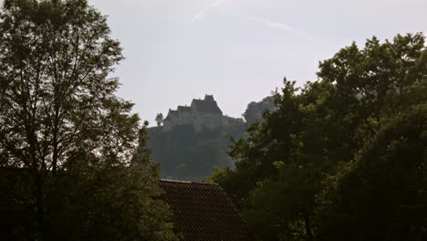 Burg-Auf-Dem-Berg-In-Der-Ferne