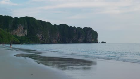 4K-Kinolandschaftsaufnahmen-Des-Wunderschönen-Strandes-Von-Ao-Nang-In-Krabi,-Im-Süden-Thailands-Bei-Sonnenuntergang