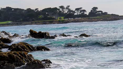 Blaue-Meereswellen-Treffen-Auf-Felsen-Am-Seal-Rock-Beach,-17-Meilen-Fahrt-In-Spanish-Bay-In-Monetery,-Kalifornien