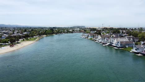 Luftdrohnenaufnahmen-Von-San-Mateo-Vororten-Am-Flussufer,-Wunderschönen-Häusern-Auf-Dem-Land,-Kalifornien