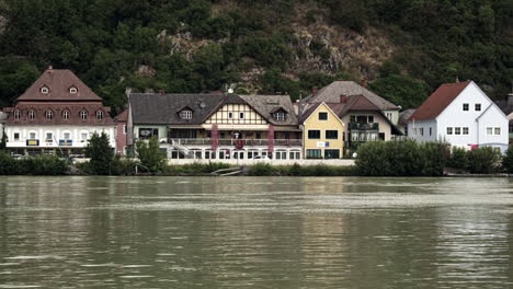 Häuser-Am-Donauufer-5