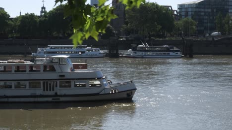 Ein-Atemberaubender-Blick-Auf-Einen-See-In-London,-Wo-An-Einem-Sonnigen-Tag-Einige-Yachten-Auf-Dem-Wasser-Treiben
