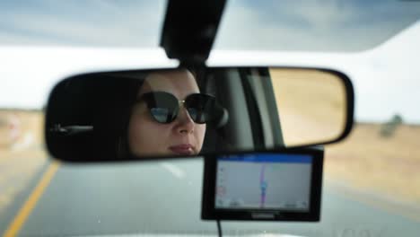 Una-Mujer---Filmada-A-Través-Del-Espejo-Retrovisor---Conduciendo-Por-El-Desierto-En-Namibia