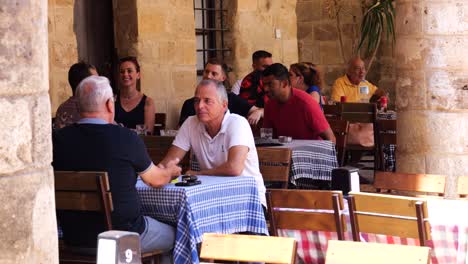 Blick-Auf-Menschen,-Die-Draußen-Am-Restaurant-Café-Tisch-In-Nikosia-Saßen