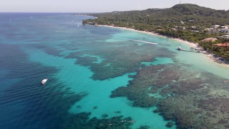 Drone-footage-of-the-tropical-paradise,-Roatan