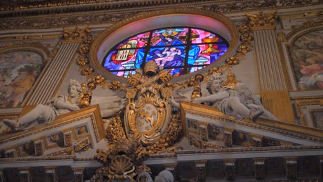 Filmischer-Blick-Auf-Die-Decke-Und-Das-Innere-Der-Berühmten-Basilika-Santa-Maria-Maggiore-In-Rom,-Italien