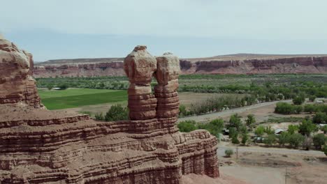 Formación-Rocosa-De-Los-Gemelos-Navajos-En-La-Ciudad-Del-Desierto-Del-Sudoeste-De-Bluff,-Utah,-Antena