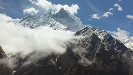 Rotierende-Drohnenaufnahme-Des-Schneebedeckten-Gipfels-Des-Annapurna-Gebirges,-Nepal
