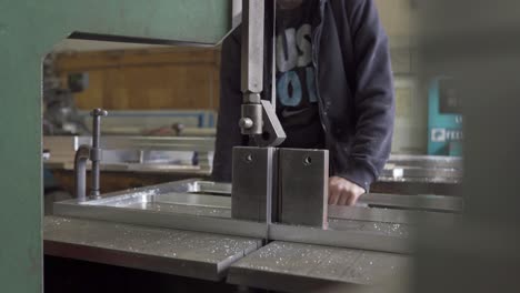 Sierra-De-Cinta-Cortando-Aluminio-En-Una-Planta-De-Producción-De-Fabricación-De-Metal