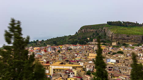 Vista-Estática-De-La-Ciudad-De-Corleone,-Provincia-De-Palermo,-Sicilia,-Italia-Durante-El-Día-Con-Movimiento-De-Nubes-Blancas-En-Timelapse