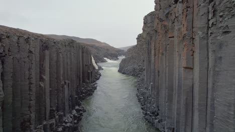 Umkehrung-Zwischen-Den-Hohen-Basaltsäulen,-Die-Den-Fluss-Studlagil-Säumen
