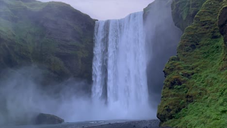 Idyllische-Szene-Mit-Wasserfall,-Island.-Kardanisch