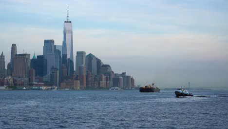 Boote-Auf-Dem-Fluss-Mit-Manhattan-Skyline-Hintergrund---Handheld-Ansicht