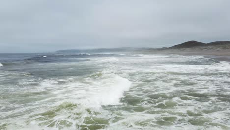 Pullback-Shot-Of-Waves-Splashing-In-Blue-Wide-Ocean,-Cool-Breeze,-California