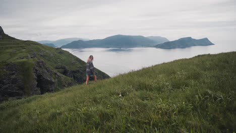 Schöne-Junge-Frau,-Die-Die-Berglandschaft-In-Norwegen-Hinaufsteigt