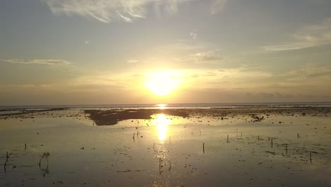 Schneller-Und-Höher-In-Richtung-Sonne.-Großartiger-Luftbildflug,-Vorwärtsfliegende-Drohnenaufnahmen-Von-Gili-T-Beach,-Bali,-Indonesien,-Bei-Sonnenuntergang-Im-Sommer-2017