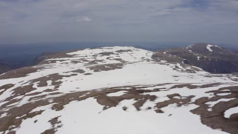 Meseta-De-La-Montaña-De-Escocia-Cubierta-De-Nieve-Tiro-De-Drones
