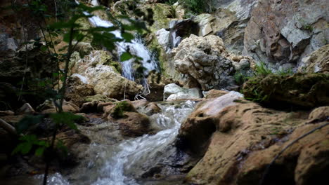 Kleiner-Wasserfall-Im-Wald---Rumänien-4