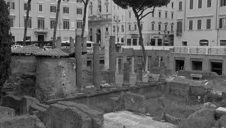 Arquitectura-Histórica-Del-Distrito-De-Regola-En-Roma,-Italia---Blanco-Y-Negro,-Inclinado-Hacia-Abajo