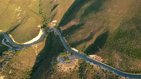 Vista-Aérea-De-Arriba-Hacia-Abajo-De-Una-Sinuosa-Carretera-De-Montaña-Al-Atardecer-En-Sudáfrica