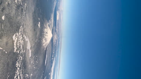 Montaña-Cubierta-De-Nieve-Se-Destaca-En-El-Cielo-Azul-Profundo-|-Vídeos-Verticales