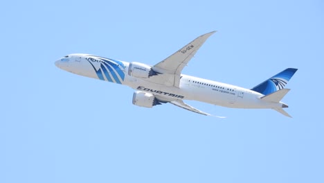 Weiße-Und-Blaue-ägyptische-Luft-Boeing-787-Fliegt-Durch-Den-Blauen-Himmel