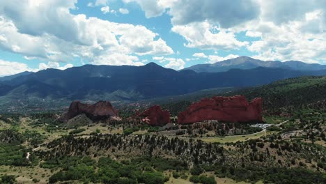 Aerial-View-at-Garden-of-the-Gods-Park-Colorado-Springs,-Pan-Down-Shot